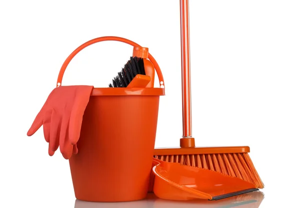 Чистящие инструменты в оранжевом ведре — стоковое фото