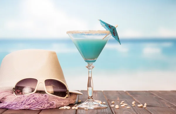 Cocktail, zonnebril, hoed — Stockfoto
