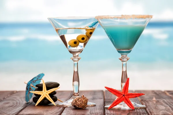 Twee cocktails met paraplu 's — Stockfoto