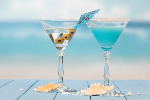 Due cocktail sullo sfondo del mare — Foto Stock