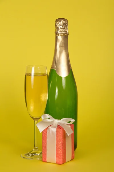 Champanhe com pequeno presente — Fotografia de Stock
