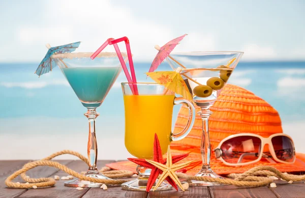 Cocktail, cappello e occhiali da sole — Foto Stock