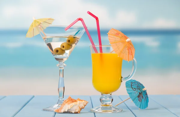 Kokteyl zeytin ve meyve suyu ile — Stok fotoğraf