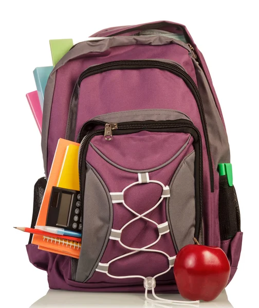 Okul malzemeleriyle dolu sırt çantası. — Stok fotoğraf