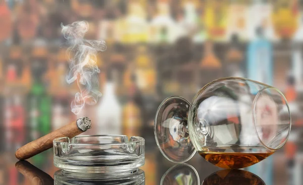 Glas Cognac mit Zigarre — Stockfoto
