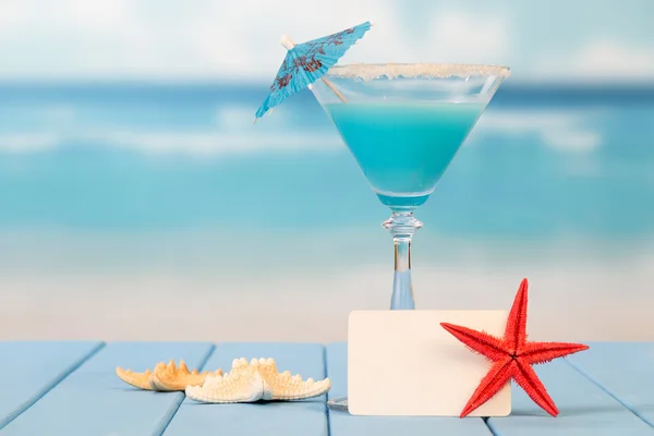 Kokteyl şemsiye ve starfishes ile — Stok fotoğraf