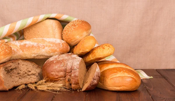 Pan y trigo en la mesa — Foto de Stock