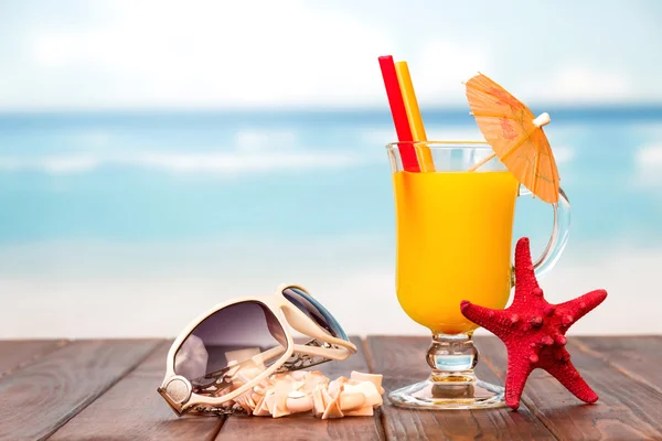 Jugo en vaso y gafas de sol — Foto de Stock