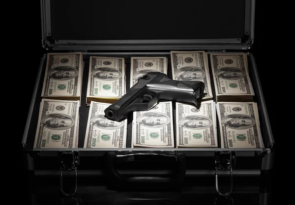 Caso con dinero y arma — Foto de Stock