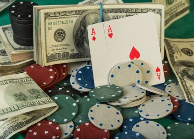 Poker fişleri ve para
