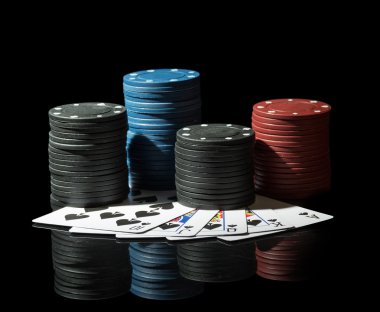 Kartları ile renkli poker fişleri
