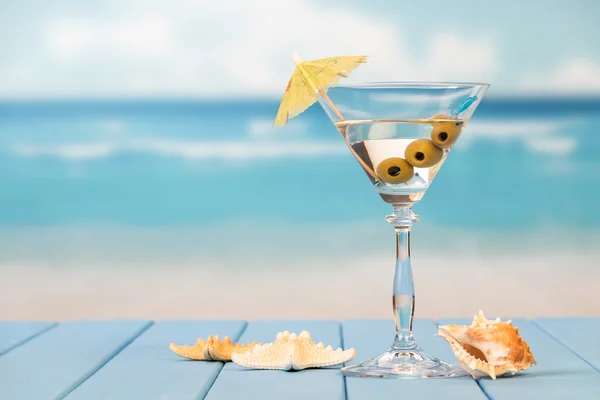 Glas cocktail op het strand — Stockfoto