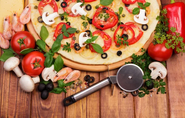 Pizza with ingridients and round knife — Stock Photo, Image