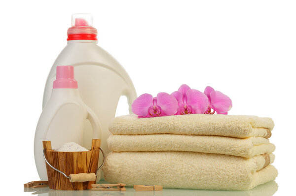 Моющее средство в бутылках и полотенцах
