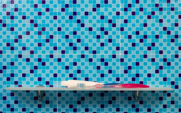 Diş fırçası ve diş macunu bir raf — Stok fotoğraf