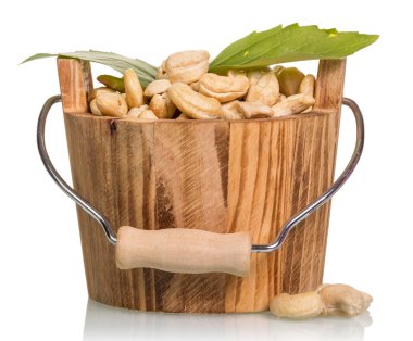 Tahta kova içinde fındık