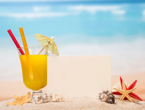 Cocktail with card background — Stock Photo, Image