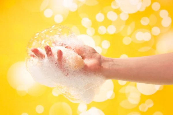 Mýdlo v ženské ruce — Stock fotografie