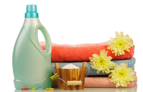 Detergente in bottiglia e asciugamani — Foto Stock