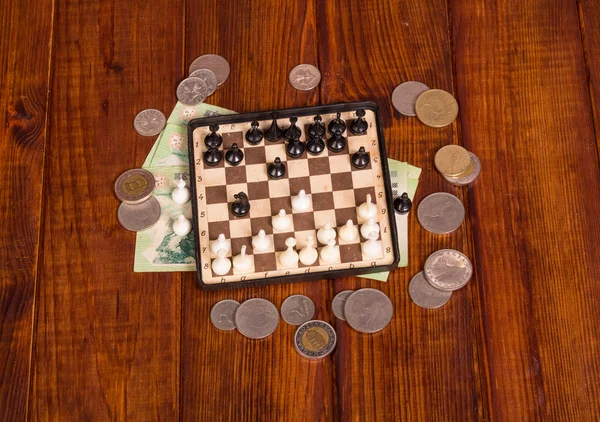 Moedas de euro sobre tabuleiro de xadrez — Fotografia de Stock