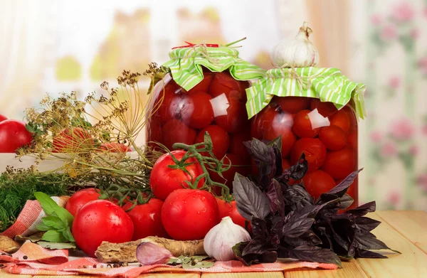 Консервированные и свежие помидоры — стоковое фото