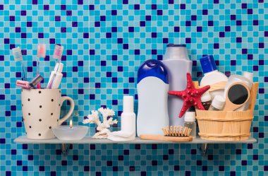 Banyo aksesuarları ile raf