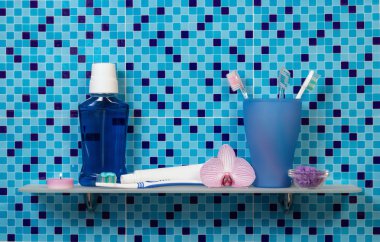 Banyo aksesuarları ile raf