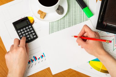 Eller üzerinde mali grafik arka planı