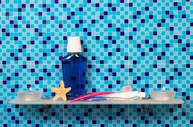 Banyo aksesuarları ile raf