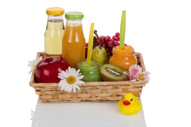 sepet meyve ve izole meyve suyu şişeleri