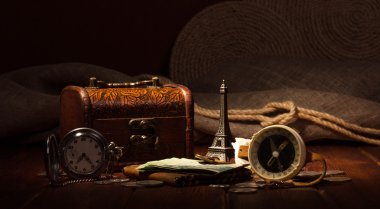 Ahşap masa üzerinde seyahat için şeyler