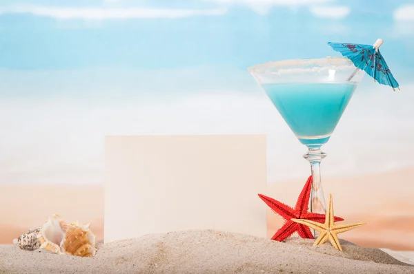 Cocktail con ombrellone e stelle marine — Foto Stock