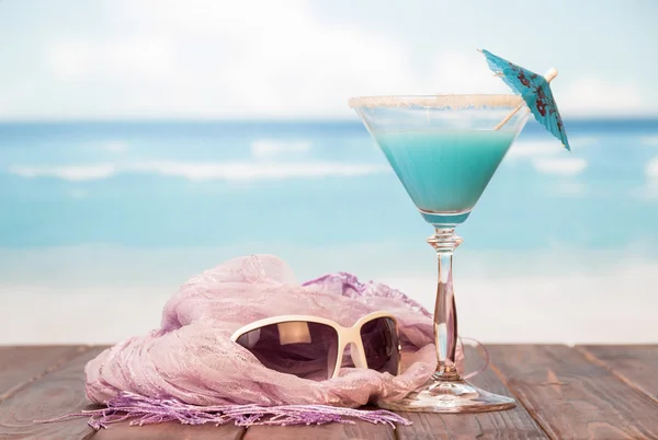 Cocktail sur la plage de sable fin — Photo