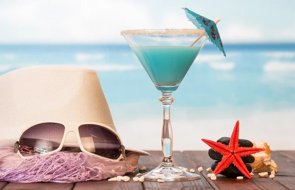 Cocktail, zonnebril en hoed — Stockfoto