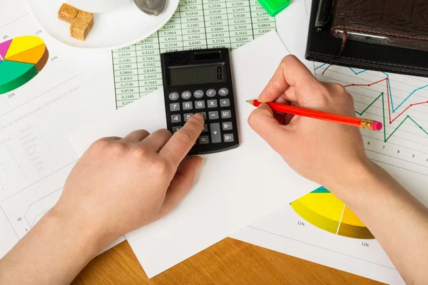 Mani sopra il quadro grafico finanziario — Foto Stock