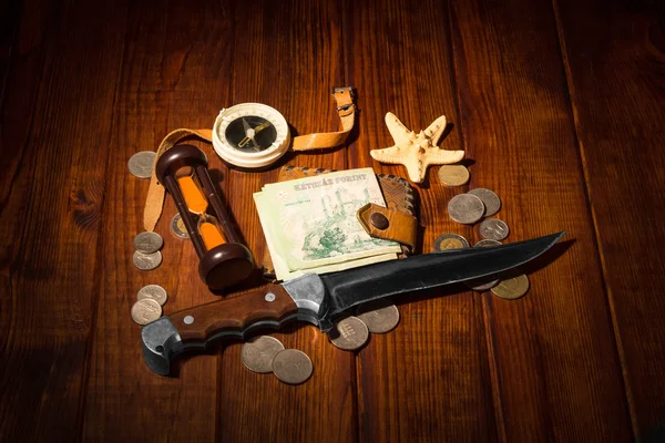 Coisas para viajar em mesa de madeira — Fotografia de Stock