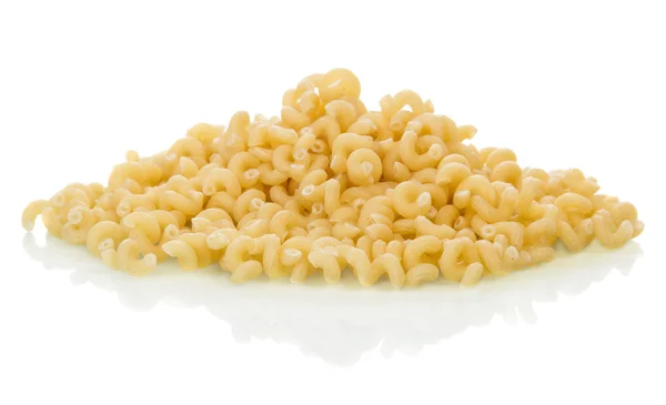 Högen av rå italiensk pasta isolerade — Stockfoto