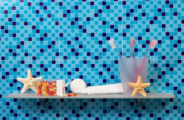 Spazzolini da denti sullo scaffale del bagno — Foto Stock