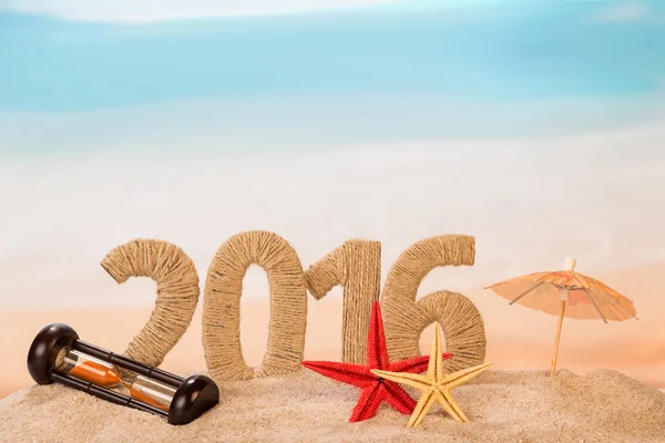 Signo de año nuevo con estrellas de mar y reloj de arena — Foto de Stock