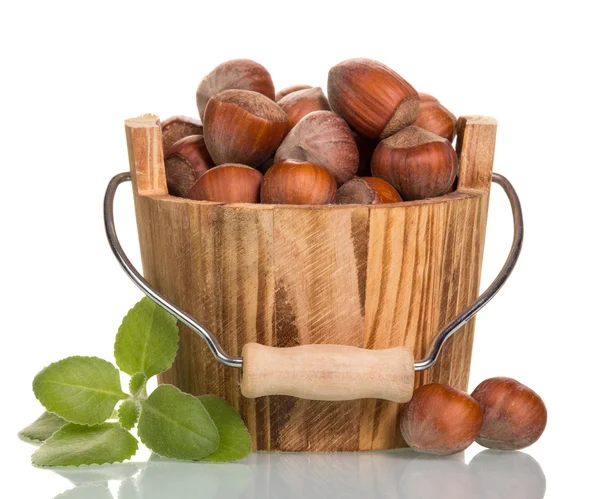Орехи в деревянном ведре — стоковое фото