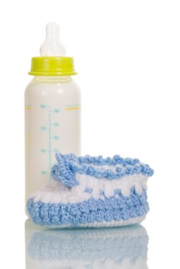 şişe süt ve bebeğin bootee