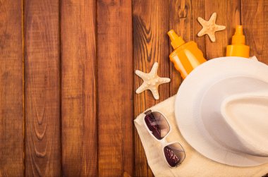 Parlak yaz şapka ve güneş gözlüğü