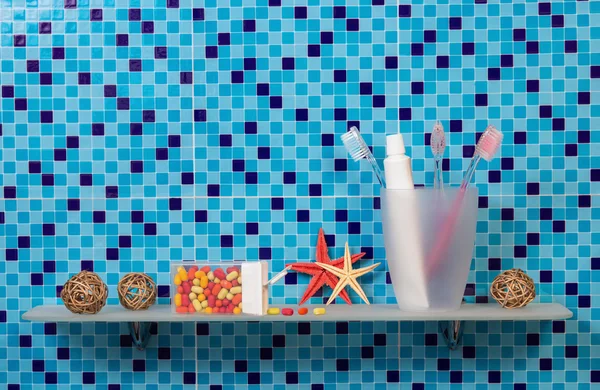 Brosses à dents et pâte dans la tasse — Photo