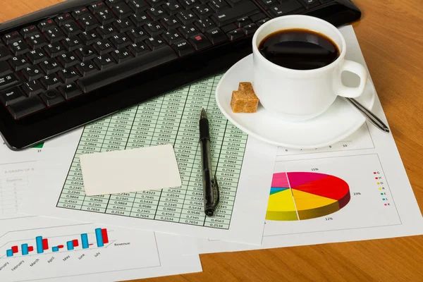 Documentos con teclado y taza de café — Foto de Stock