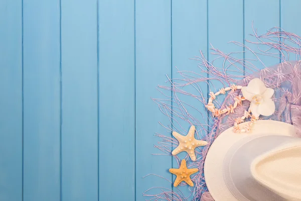 Bright summer hat and starfish — Stock Photo, Image