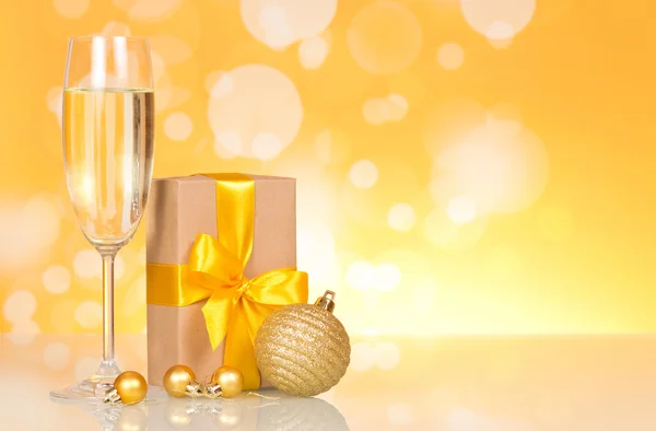 Glass of champagne with clock — Stock Photo, Image