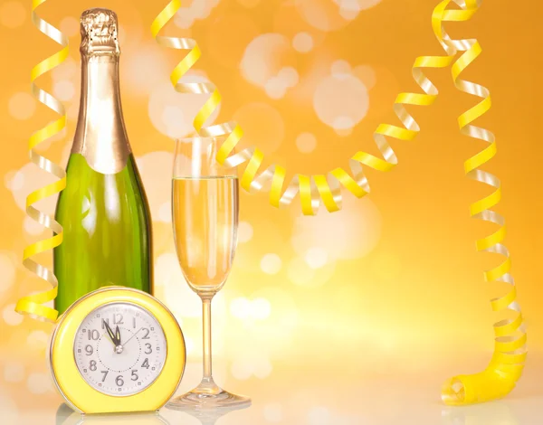 Bicchiere di champagne e orologio — Foto Stock