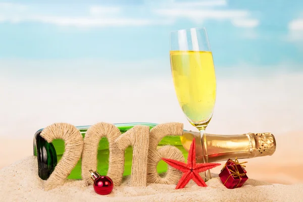 Champagner und Neujahrsschild — Stockfoto