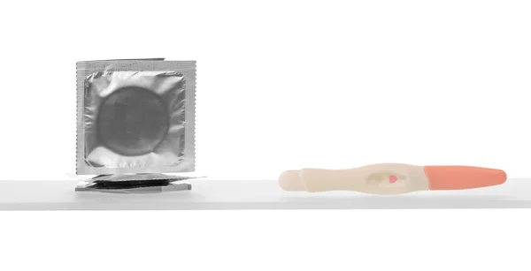 Zwangerschapstest en condoom — Stockfoto