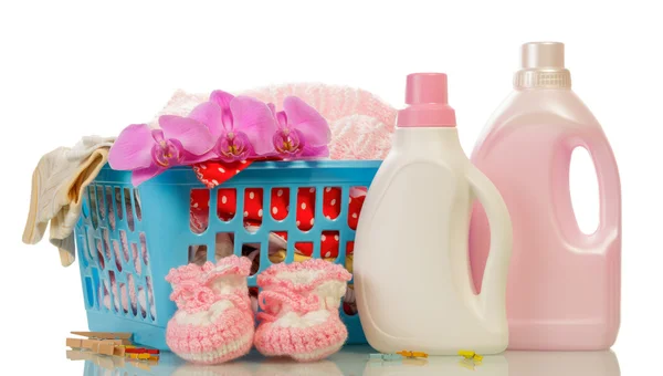 Waschmittel und Babystiefel — Stockfoto